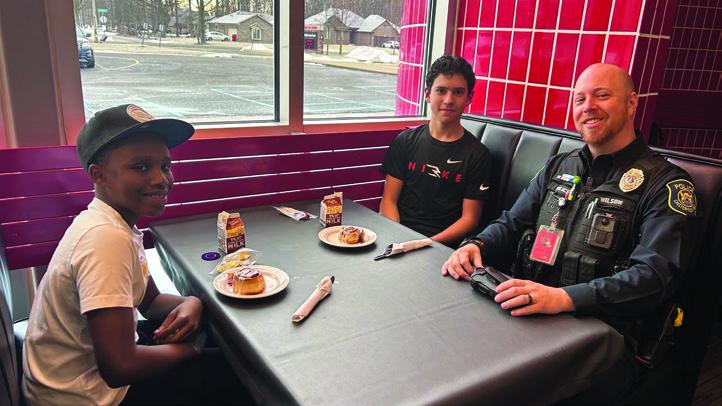 Officer Ryan Wilson having lunch with students